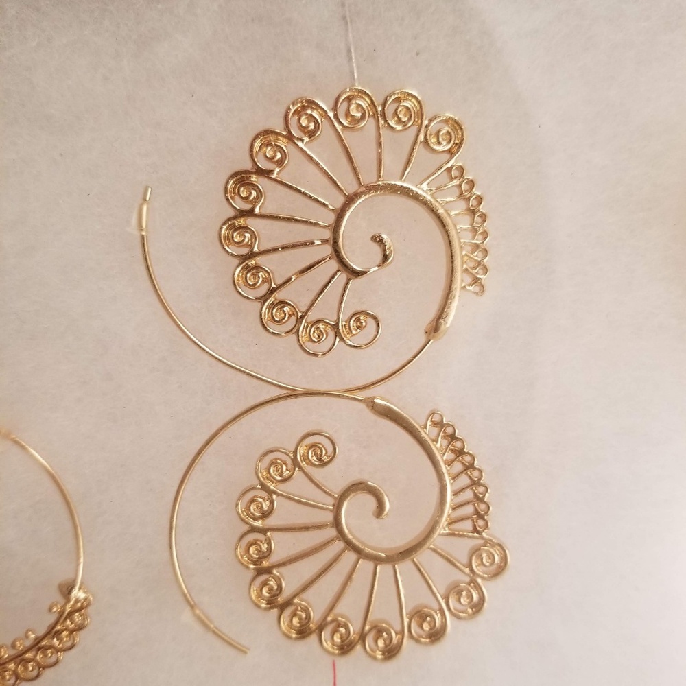 Gold swirl large wire earrings - Picture 2 of 2